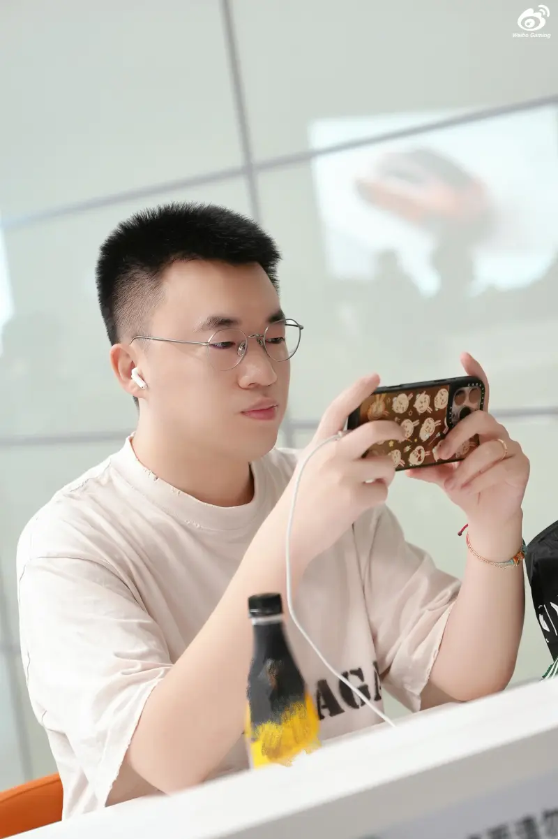 kaiyun-顺利抵达！WBG晒选手照片：好好休息，全力备战！季后赛加油